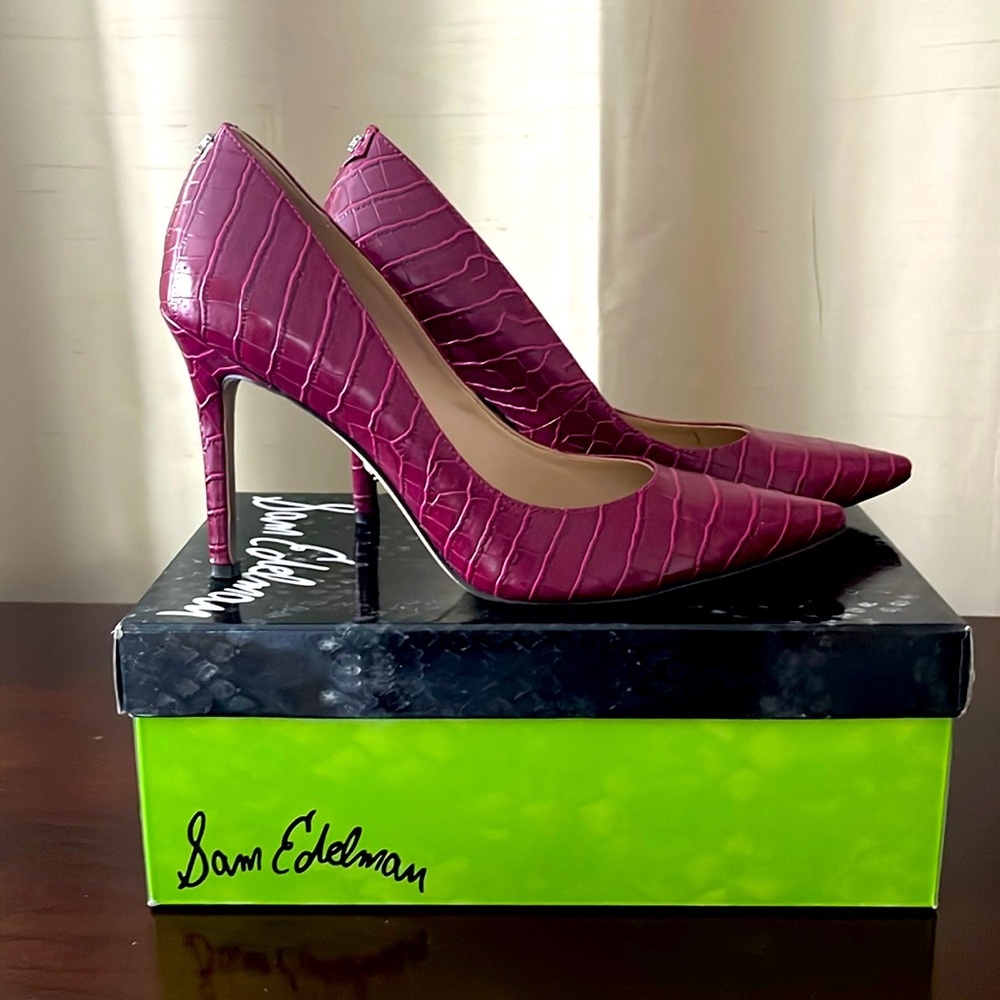 Beautiful Pointed Toe 4” Heel Pumps